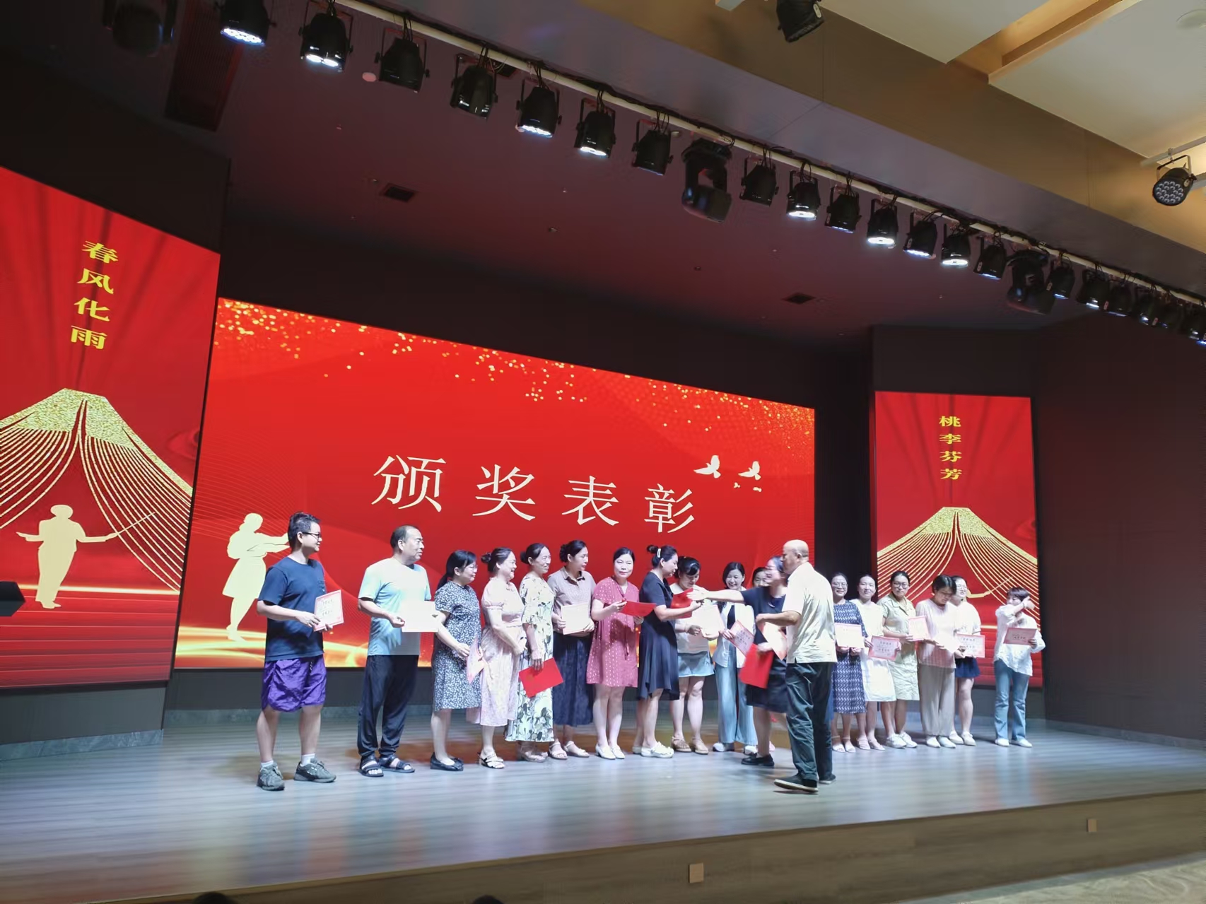 9月10日，曙光学校教师节文艺晚会在米兰官方注册-米兰(中国)
溢香园酒店举办